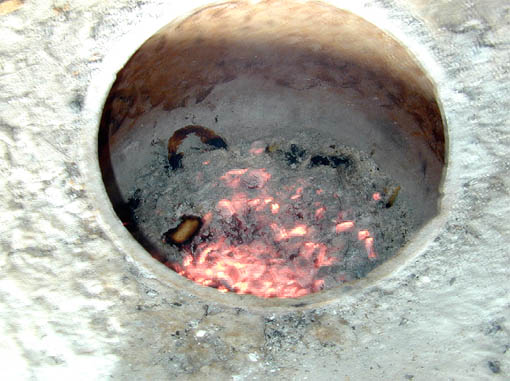 Se ponen carbón ardiente en el horno, para calentarlo