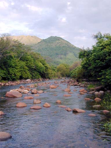 Río con cerro